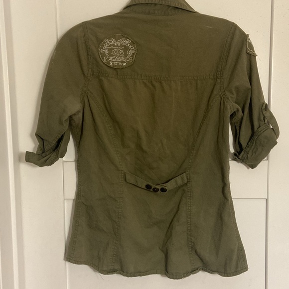 Army Green/Olive Patches Form Fitting Cute Roll Up Sleeve Top Shirt SZ MED - Picture 7 of 8